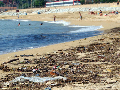 © APA/EPA/EFE/Toni Albir Müll am Strand von Barcelona