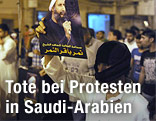 Demonstrant mit einem Bild von Scheich Nimr al-Nimr