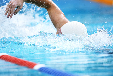 © Corbis/Aflo Schwimmer krault in einem Sportbecken