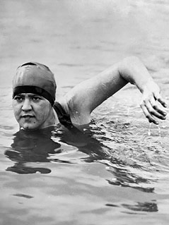 © Corbis/Bettmann Aufnahme von Gertrude Ederle, der ersten Frau, die den Ärmelkanal durchschwamm, beim Kraulen