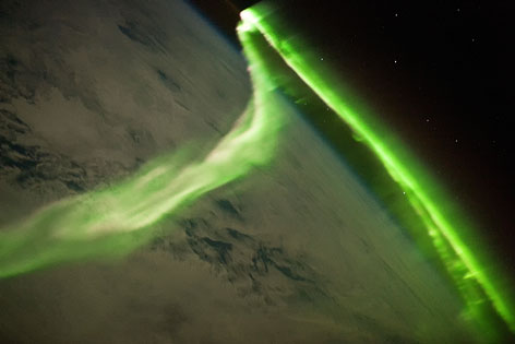 © Reuters/ISS Crew Earth Observations Polarlicht über der Erdoberfläche