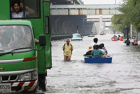 © APA/EPA/Narong Sagnak Flut in Bangkok