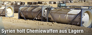 Chemiecontainer in der Wüste