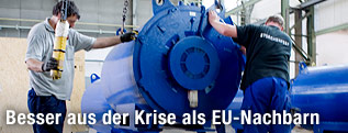 Arbeiter bei einer Maschine