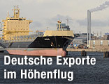 Schiff am Hamburger Hafen
