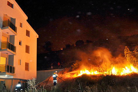 Feuerwehrleute beim Löschen