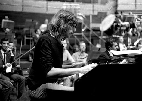 © AP/PA,File Archivaufnahme von Jon Lord beim Keyboard spielen aus dem Jahr 1969