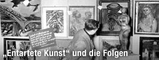 Besucher in der Ausstellung "Entartete Kunst" im Haus der Kunst in Berlin, 1938