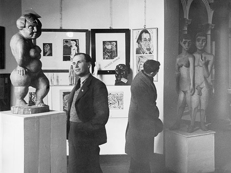 © picturedesk.com/SZ-Photo/Scherl Besucher in der Ausstellung "Entartete Kunst" im Haus der Kunst in Berlin, 1938