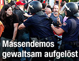 Polizisten dr&auml;ngen mit Schlagst&ouml;cken Demonstranten in Saragossa zur&uuml;ck