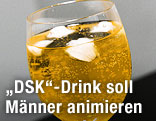 Glas mit gelben Getr&auml;nk und Eisw&uuml;rfeln