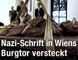 Die Steinfigur des gefallenen Soldaten bei ihrer Hebung in der Krypta im Wiener Burgtor
