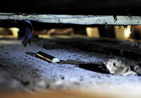 © APA/Bundesheer/Roman Icha Der Behälter, der unter der Steinfigur des gefallenen Soldaten in der Krypta im Wiener Burgtor gefunden wurde, aufgenommen an seinem Auffindungsort