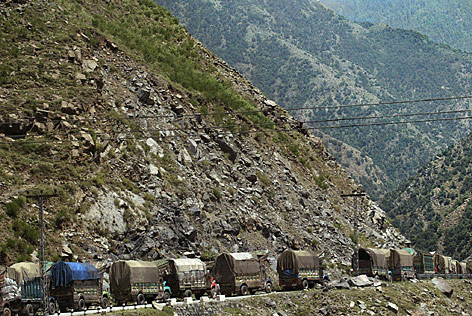 Lastwagenkolonne fährt am Karakorum Highway