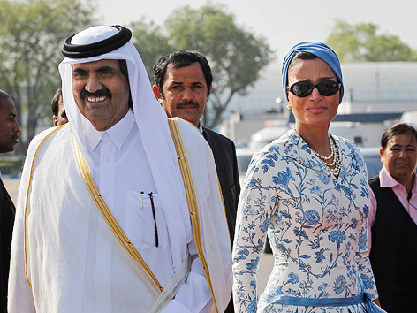 © AP/Saurabh Das Scheich Hamad Bin Chalifa El Thani und seine Ehefrau Scheicha Mosah