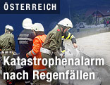 Feuerwehrmänner verlegen Sandsäcke