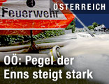 Feuerwehrschlauch und Warntafel
