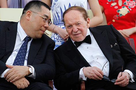 © Reuters/Siu Chiu Macau Chief Executive Fernando Chui Sai-On spricht mit Sheldon Adelson