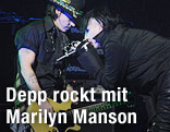 Johnny Depp mit Gitarre und Marilyn Manson mit Mikrophon