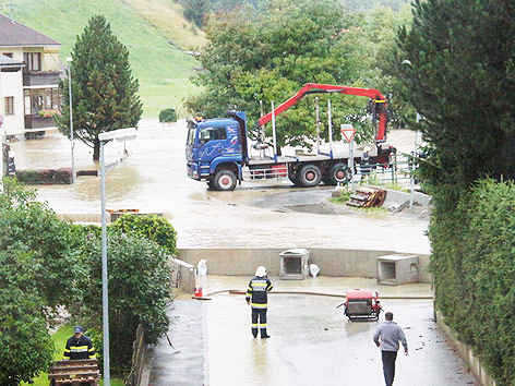 © APA/Berufsfeuerwehrverband Murau Feuerwehrmänner und Straßensperren