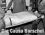 Der Leichnam von Uwe Barschel wird aus dem Haus getragen