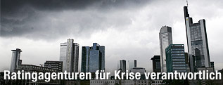 Schwarze Wolken über der Skyline von Frankfurt
