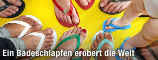 Füße mit Flipflops der Marke Havaianas