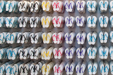 © AP/Andre Penner Havaianas hängen in einem Regal