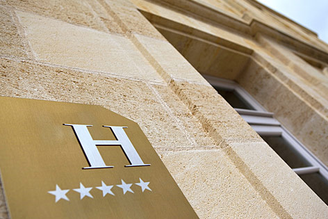 © Fotolia/Jacques PALUT Goldenes Schild für ein Fünsternhotel
