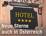 Schild mit Aufschrift "Hotel" und vier Sternen