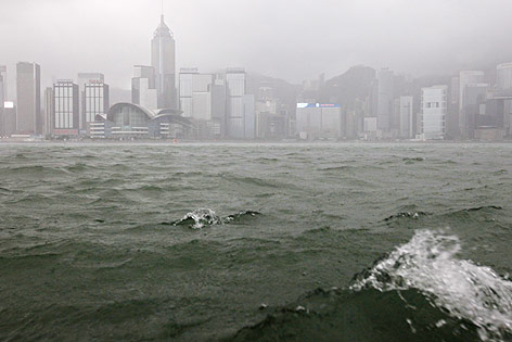 © APA/EPA/Alex Hofford Aufgepeitschte Wellen vor der Skyline von Hongkong