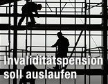 Bauarbeiter auf einem Gerüst im Gegenlicht