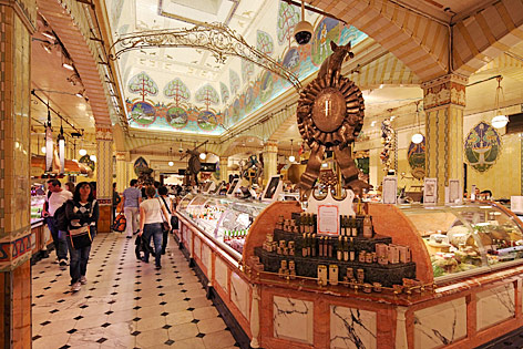 © Corbis/JAI/David Bank Innenansicht des Kaufhauses Harrods in London