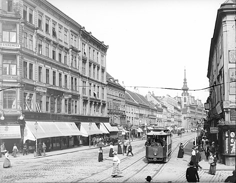 © picturedesk.com/Österr. Nationalbibliothek/August Stauda Abschnitt Gerngroß-Herzmansky-Stiftskirche vor der baulichen Neugestaltung des Kaufhauskomplexes im Jahr 1908