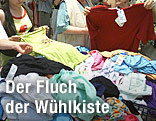 Kleidungsstücke in einer Wühlkiste