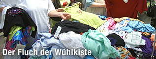 Kleidungsstücke in einer Wühlkiste
