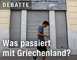 Mann geht an geschlossener Bank vorbei