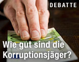 Hand mit 100-Euro-Schein