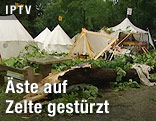 Zerstörte Zelte und abgebrochener Ast beim Mittelalterfest in Pöchlarn