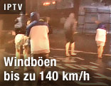 Menschen kämpfen gegen den starken Sturm und Regen an