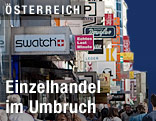 Einkaufsstraße mit Firmenschilder