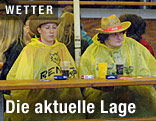 Menschen mit Regenjacken