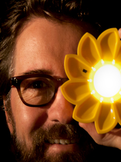 © Tomas Gislason /Studio Olafur Eliasson Künstler Eliasson mit der von ihm geschaffenen Lampe