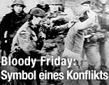 Mitglied des Parachute Regiments schlägt einen Randalierer