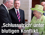 Queen Elizabeth II schüttelt dem ehemaligen IRA-Kommandanten Martin McGuinness die Hand