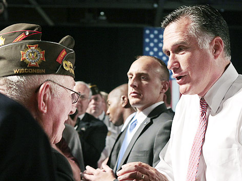 © AP/Rich Pedroncelli Republikanischer Präsidentschaftskandidat Romney spricht mit Veteranen