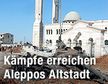 Ausgebrannter Panzer in der Altstadt von Aleppo