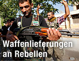 Ein syrischer Rebellenkämpfer hantiert mit einer Waffe