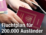 Hände halten EU-Reisepässe