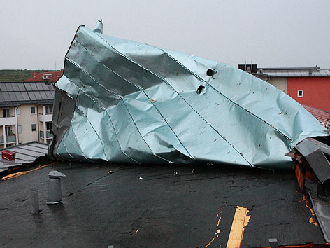 © APA/FF Krems Ein abgedecktes Blechdach bei Krems